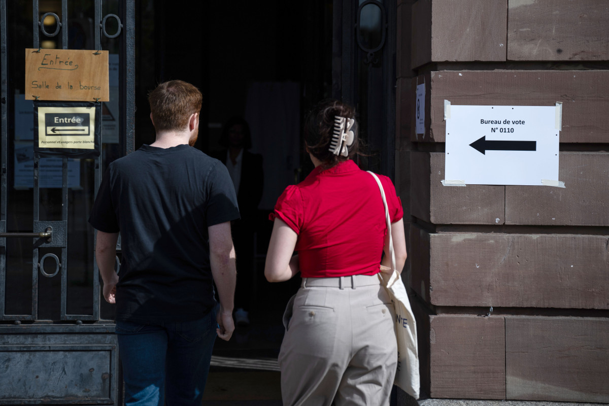 EuropaPress 6076134 07 july 2024 france strasburg people enter polling station during the (1)