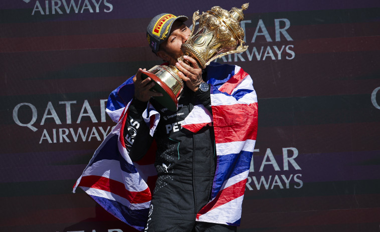 Hamilton s'emporta el Gran Premi de Silverstone i guanya una carrera dos anys i mig després
