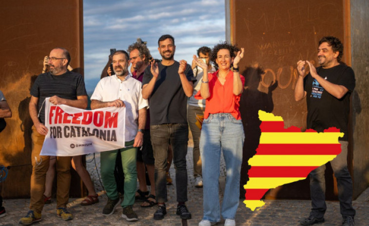 Ja són a Catalunya: Rovira, Wagensberg, Serra, Rodríguez i Campmajó creuen la frontera a la Jonquera