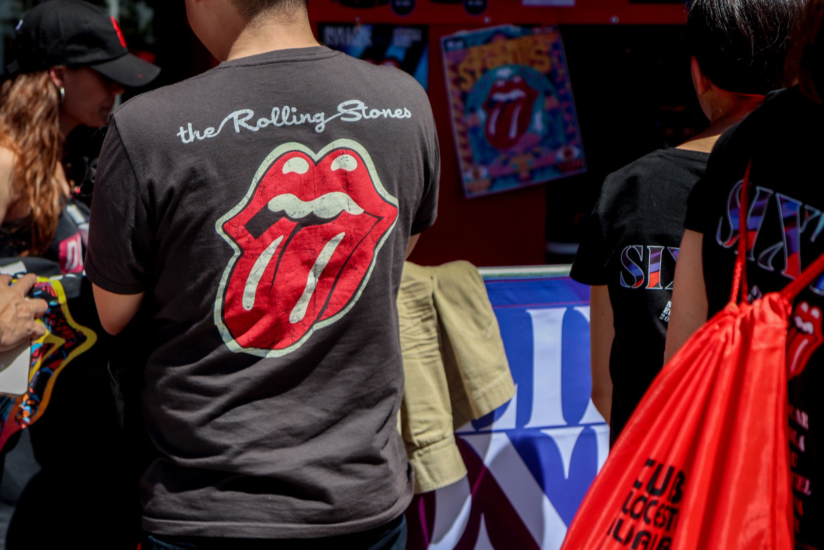 EuropaPress 4492553 persona camiseta the rolling stones wanda metropolitano junio 2022 madrid (1)