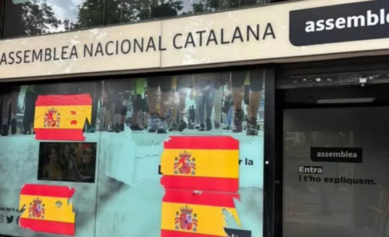 L'eufòria per la victòria de la Roja, visible a la seu de l'ANC de Barcelona: plena de banderes espanyoles