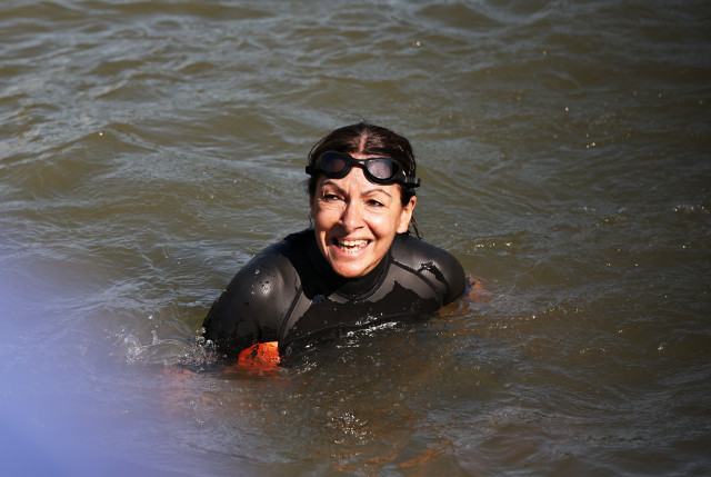 EuropaPress 6094202 paris july 17 2024    mayor of paris anne hidalgo swims in the seine river