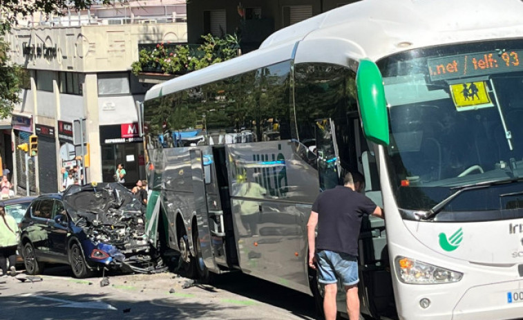 Accident a Barcelona: un autobús xoca contra un cotxe i un altre acaba al metro de Carmel