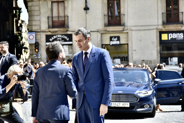 EuropaPress 6105237 presidente generalitat pere aragones recibe presidente gobierno pedro