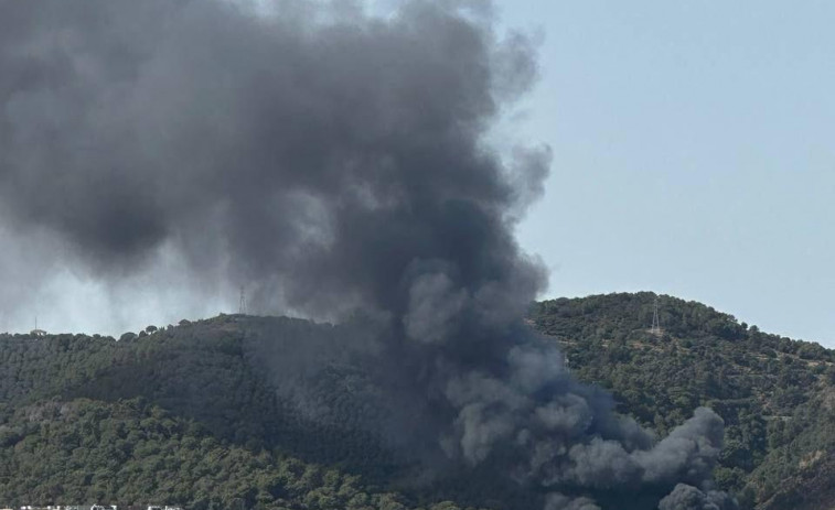 Un incendi a Collserola provoca una densa fumera