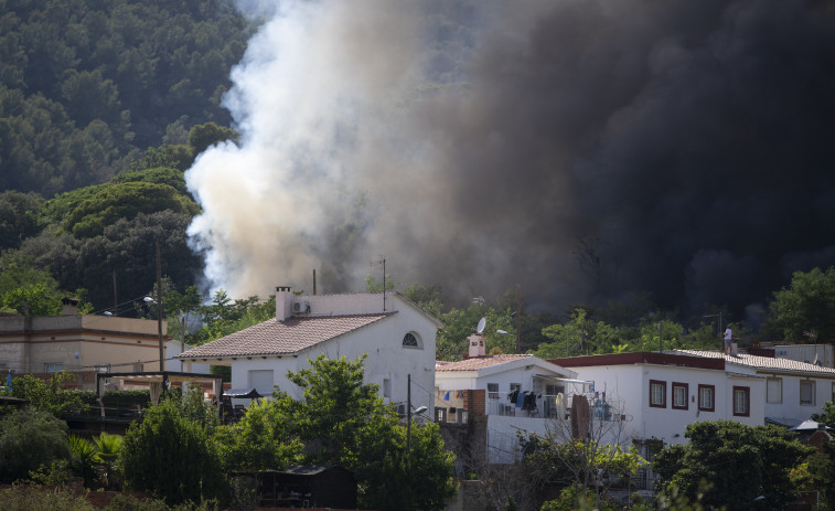 L'incendi a prop del Laberint d'Horta de Barcelona està controlat i no ha arribat a ser forestal