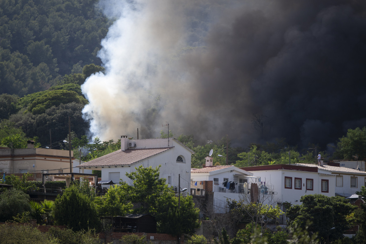 EuropaPress 6115051 columna humo incendio 28 julio 2024 barcelona catalunya espana declarado