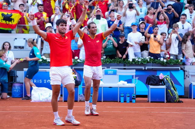 EuropaPress 6121531 rafael nadal of spain and carlos alcaraz of spain celebrate after winning