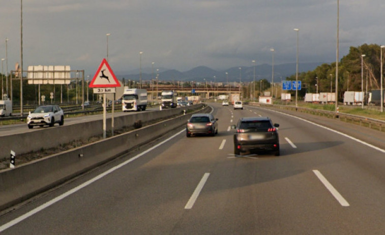 Tallen l'AP-7 a l'alçada de Sant Cugat per l'avaria d'un camió