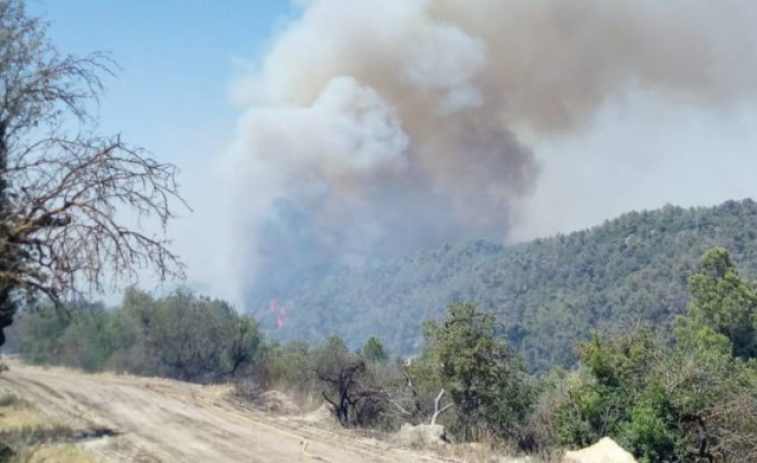 Els Bombers confinen dos municipis de Lleida per un incendi descontrolat