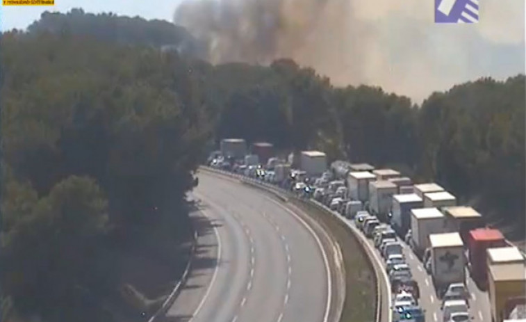 Tallada l'AP-7 en tots dos sentits per l'incendi d'un cotxe