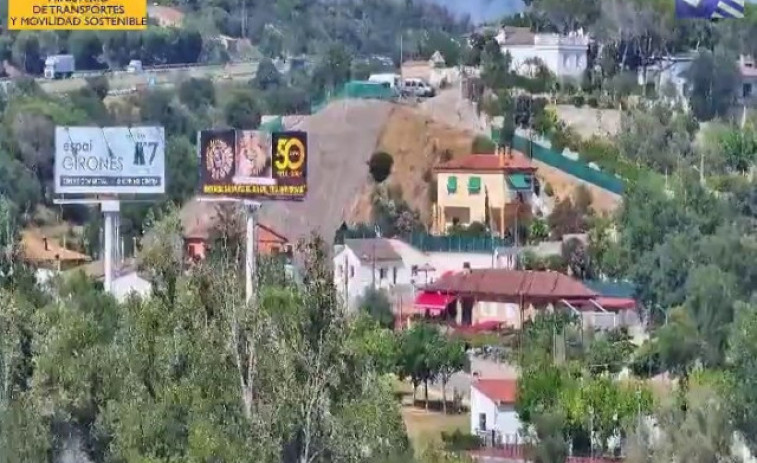 Confinat un polígon i una urbanització a Maçanet de la Selva per un incendi