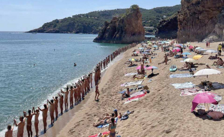 Una cadena humana de nudistes s'apoderarà de les platges de Tarragona aquest diumenge