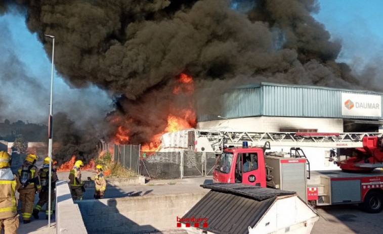 Dotze dotacions de bombers treballen a l'incendi d'una fàbrica a Polinyà