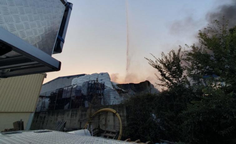 Controlat l'incendi de la fàbrica de plàstics de Polinyà