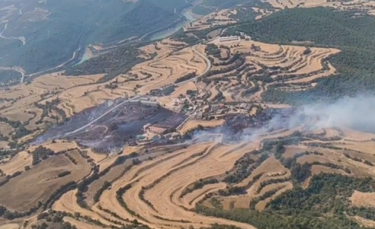 Almenys 70 efectius de Bombers treballen en un incendi a Politg (Noguera)