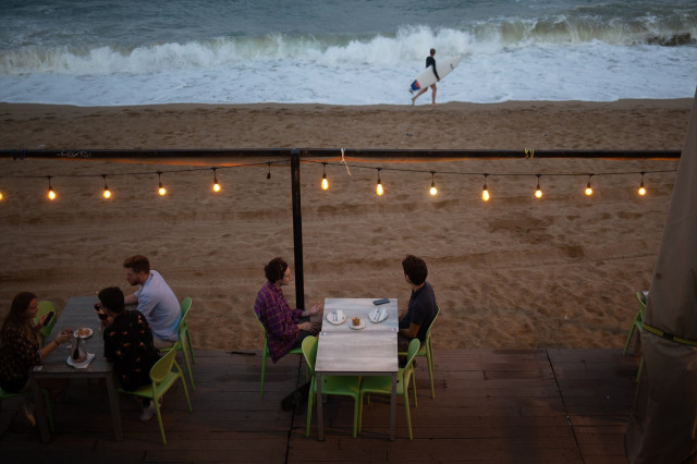 EuropaPress 3873617 terraza restaurante frente playa barceloneta agosto 2021 barcelona