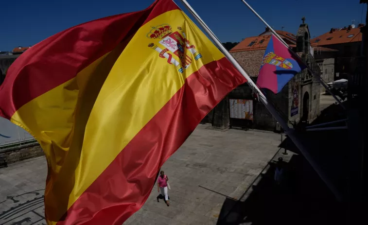 Llancen flors al mar en el punt del naufragi de l'‘Argos Georgia’ a Malvines en homenatge als difunts