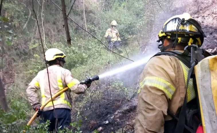 Una fallada en una línia elèctrica provoca un incendi que crema 3,4 hectàrees a Lleida