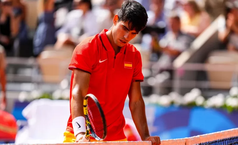 Carlos Alcaraz cau davant Djokovic i es penja la plata a París