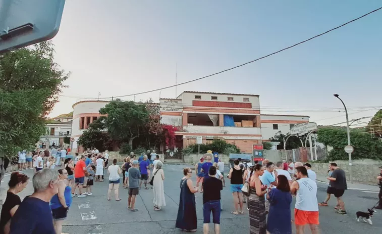 Un centenar de veïns de Viladecans es concentren per protestar contra uns okupes