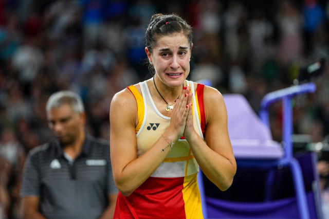 EuropaPress 6133806 carolina marin of spain is injured in the second set and leaves the match