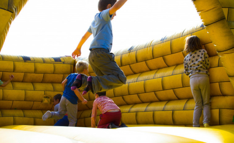 Mor un nen en un castell inflable que va sortir volant per una ràfega de vent