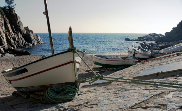 Incivisme a la Costa Brava: denuncien que els vaixells posen en perill els banyistes