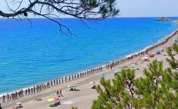 Més de 700 persones fan una cadena humana nudista a la platja del Torn (Tarragona)