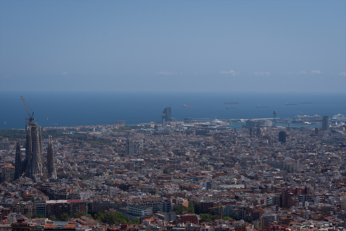 EuropaPress 6137815 vista panoramica barcelona basilica sagrada familia fondo agosto 2024