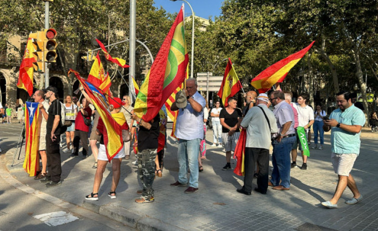 VÍDEO | Manifestacions a les portes del Parlament contra la tornada de Carles Puigdemont