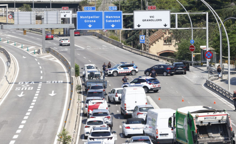 VÍDEO | Operació Gàbia o Colador? Així passen els cotxes pel control sense cap supervisió