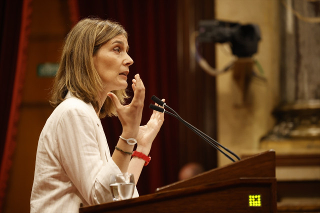 EuropaPress 6147315 presidenta comuns parlament jessica albiach pleno investidura salvador illa