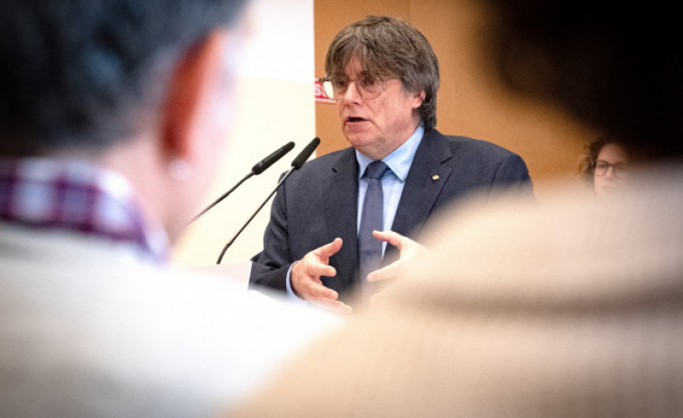 Un semàfor en vermell i un barret: així va ser la fugida de Puigdemont