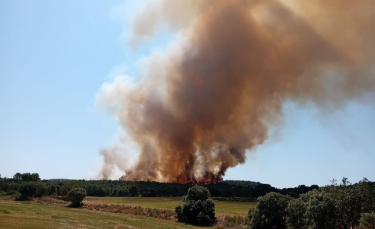 Els Bombers ordenen el confinament en Boada i Montargull per l'incendi de Vilanova de Meià