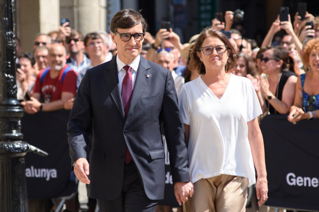 EuropaPress 6151811 nuevo president generalitat cataluna salvador illa junto mujer marta