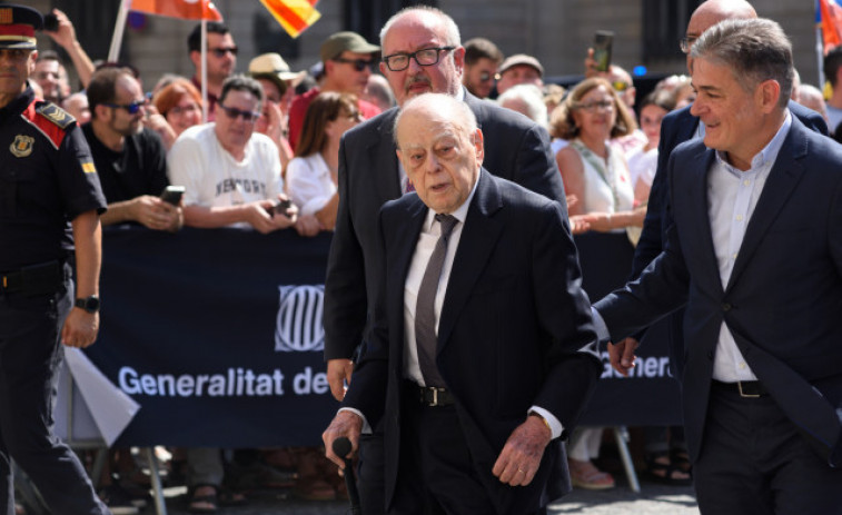 VÍDEO. Malestar entre els independentistes pels crits a l'expresident Jordi Pujol a la Plaça Sant Jaume