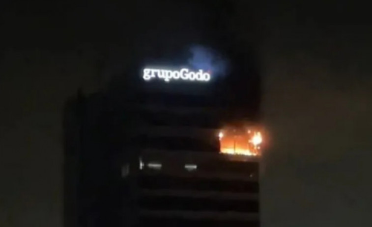 Extingit un incendi que va cremar a la planta 20 de la Torre Godó de Barcelona