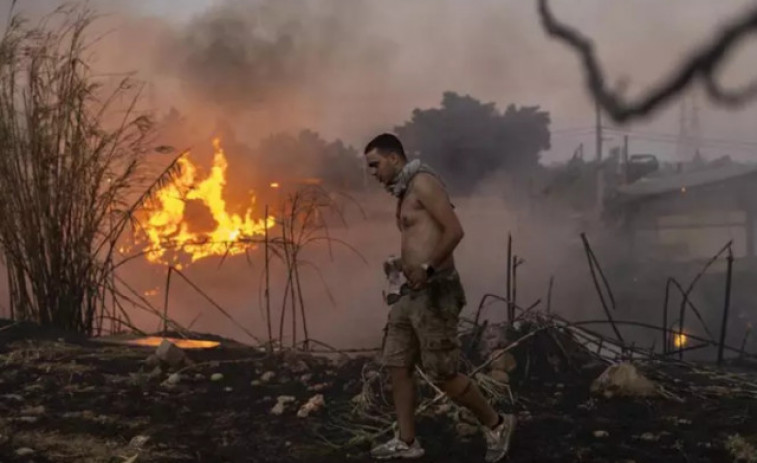 Grècia, en flames: l'incendi d'Atenes es cobra la primera víctima mortal