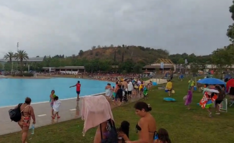 VÍDEO | Crits a una piscina de Sabadell mentre és evacuada per la forta tempesta