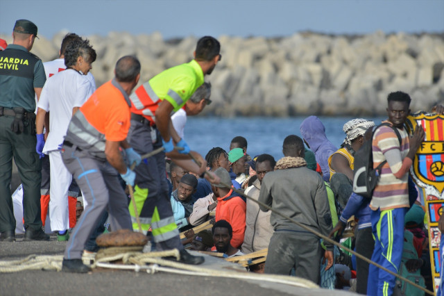 EuropaPress 5492873 servicios sanitarios reciben patera muelle restinga octubre 2023 hierro