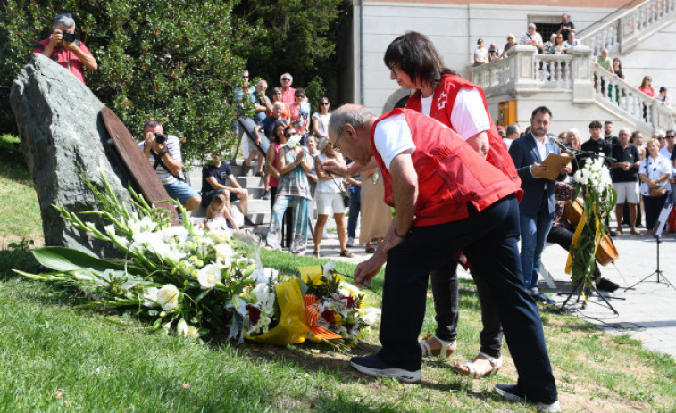 Ripoll recorda les víctimes de l'atemptat del 17-A amb un nou monòlit