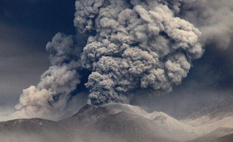 Un volcà de Rússia entra en erupció després d'un terratrèmol de magnitud 7