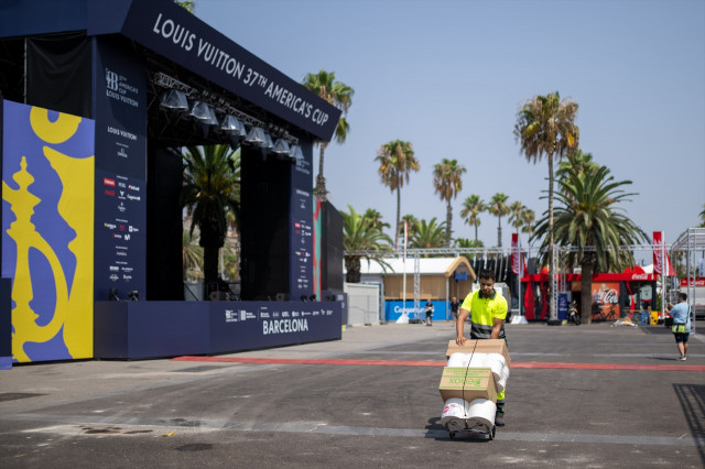 EuropaPress 6164782 trabajador ultima preparativos copa america barcelona