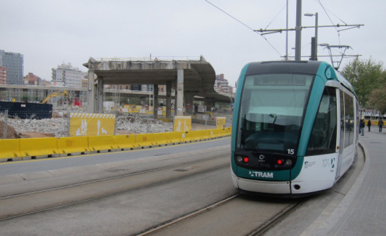 Una noia de 33 anys en estat crític després de ser atropellada pel tramvia a Barcelona