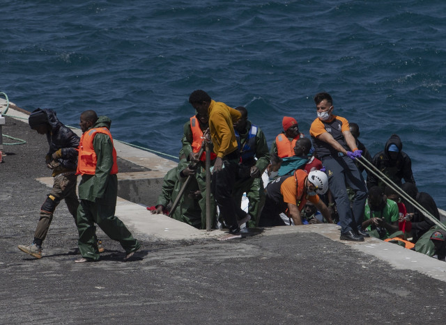 EuropaPress 6166127 migrantes bajan segundo cayuco llegada puerto restinga 21 agosto 2024