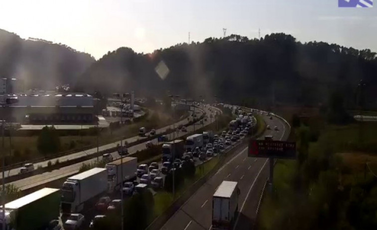 Retencions a l'AP-7 entre Gelida i Castellbisbal després d'un accident entre 3 camions