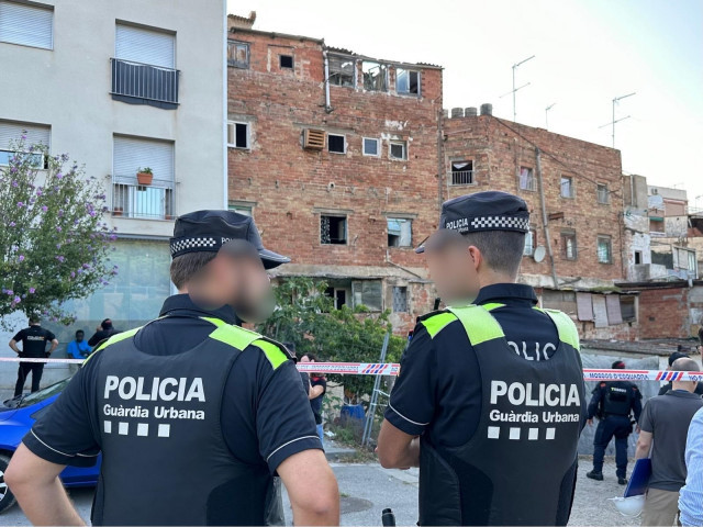 EuropaPress 6177783 dos agentes guardia urbana badalona frente dos edificios desocupados barrio