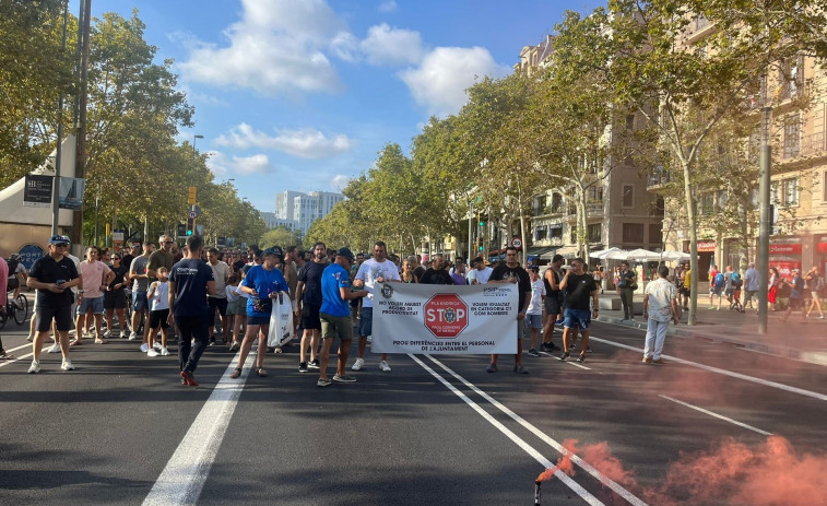 Petards i bengales de fum a la protesta dels agents de la Guàrdia Urbana de Barcelona