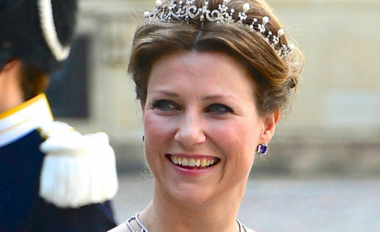 Embolics a la corona: comença el casament de la princesa de Noruega amb un xaman dels Estats Units